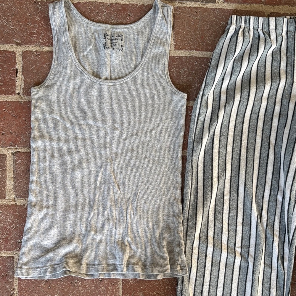 Simply Vera Vera Wang Gray and White Striped Pajama Bottoms/Old Navy Tank Top - Picture 5 of 13